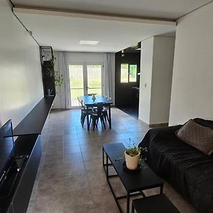 Casa J Moderna Con Amplio Jardin En Barrio De Profesionales